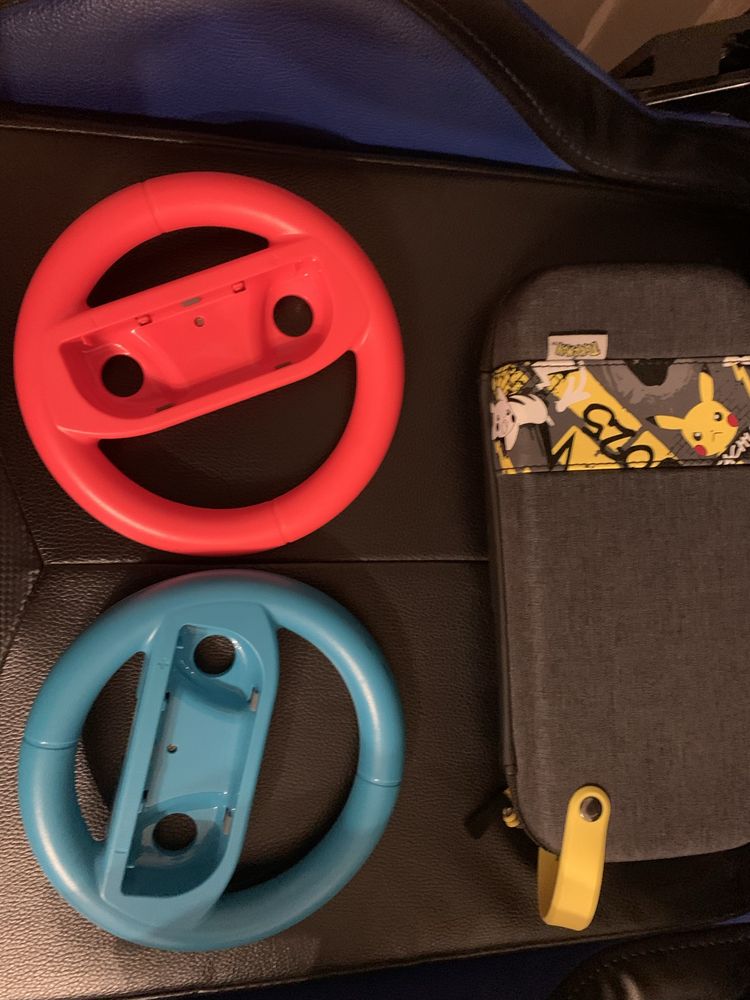 Acessorios para nintendo switch e uma bolsa pra ninttendo
