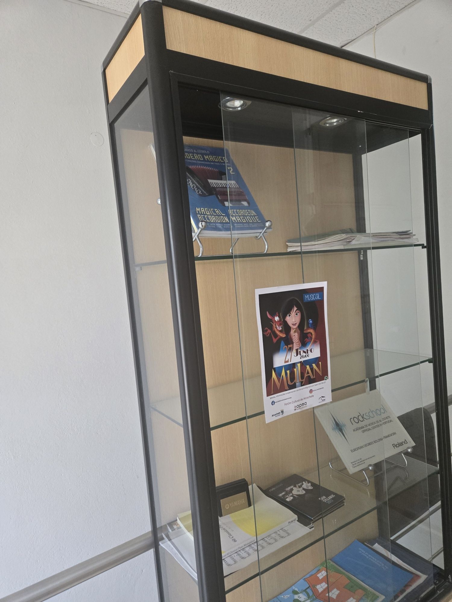 Vitrine com móvel de apoio