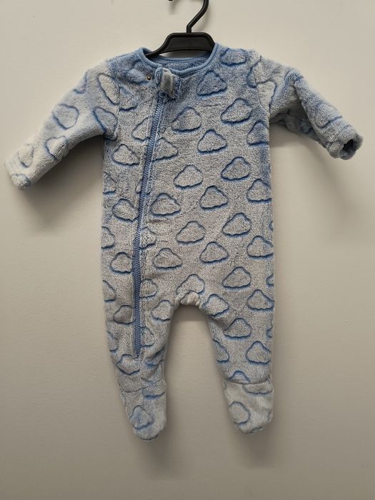 Pajacyk ocieplany jasnoniebieski w chmurki 68