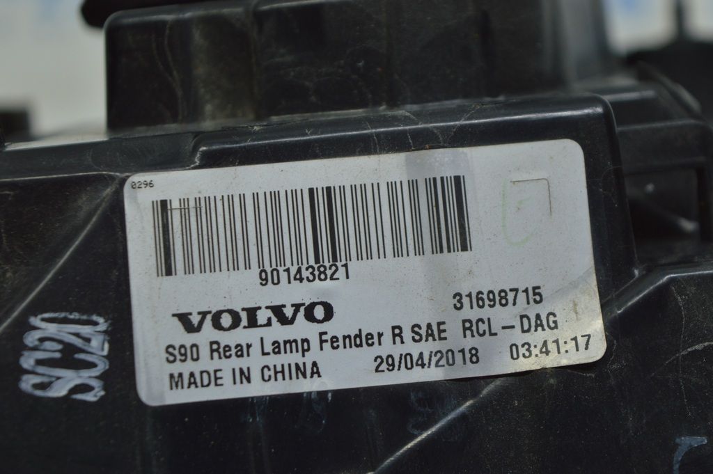 Фонарь внешний (крыло) правый Volvo S90 16-20 31698715