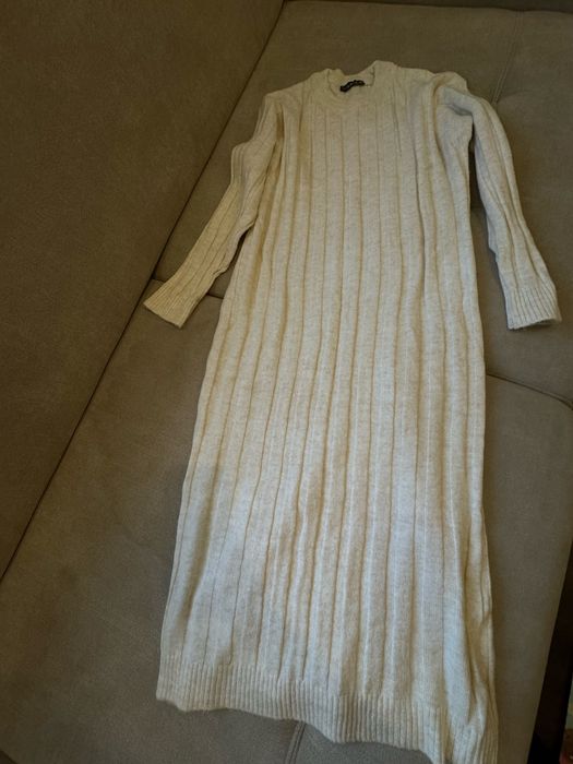 Жіноча вʼязана сукня