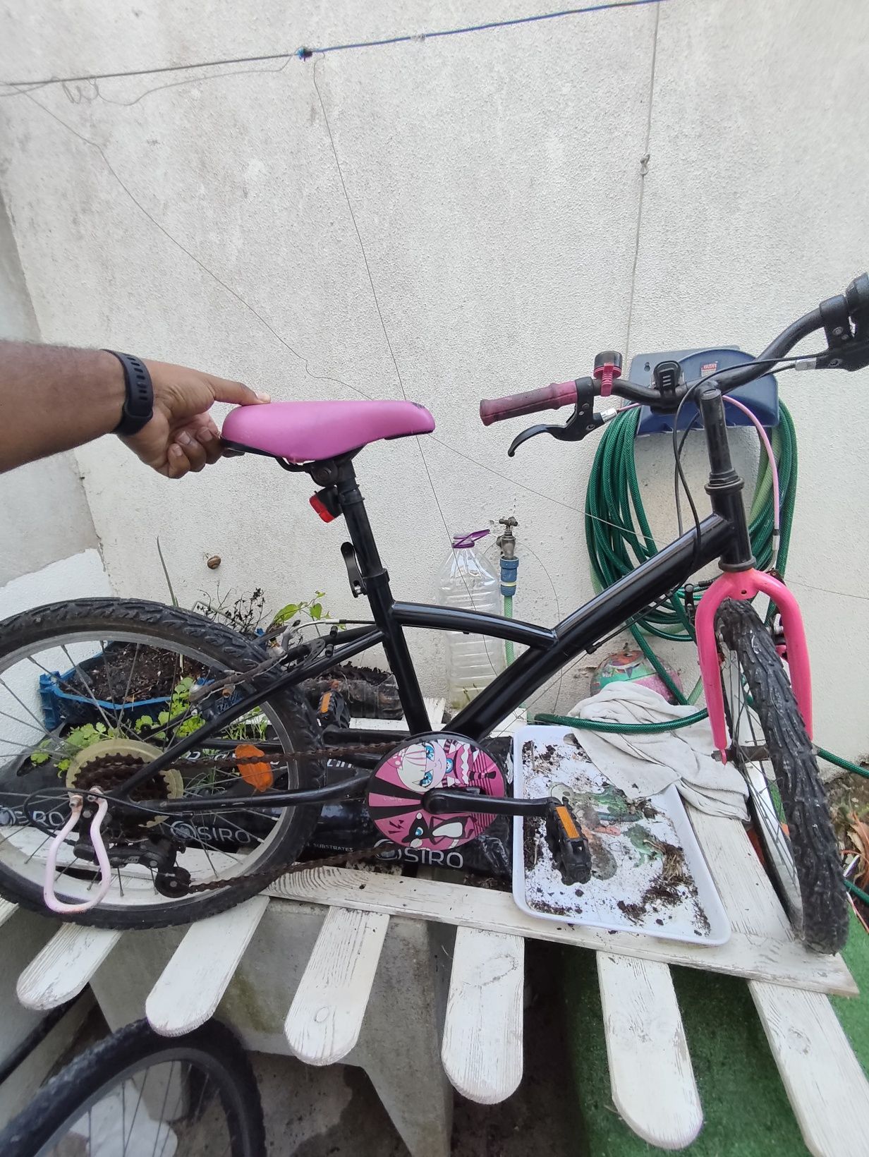 Duas bikes: adulto e infantil, aro 18 e aro 16.