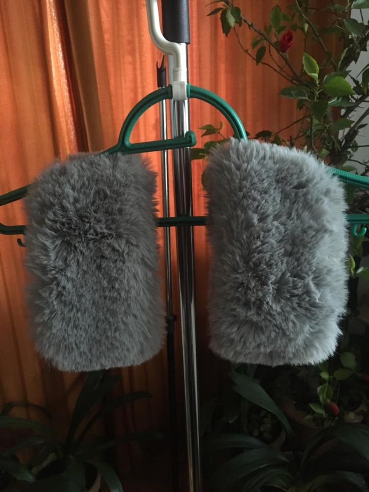 Długi szal/etola ze sztucznego futra, z mankietami.