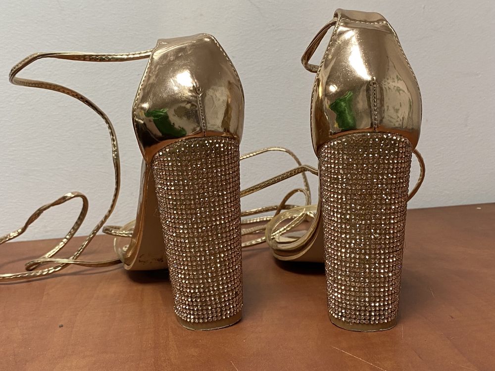 Piękne buty na słupku sandałki wiązane wysokie złote