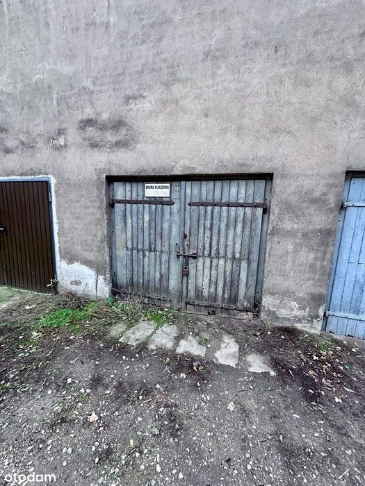 Garaż Murowany W Pobliżu Manufaktury