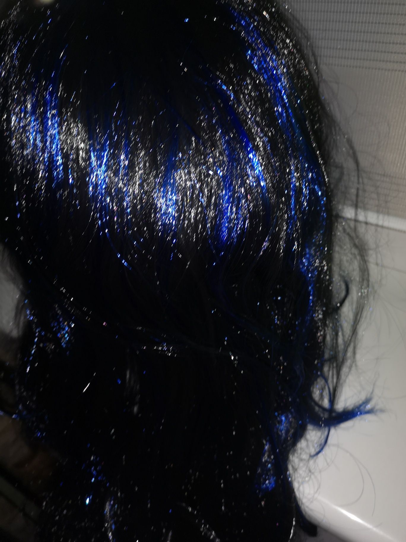 51) peruka czarne włosy z niebieskimi pasemkami