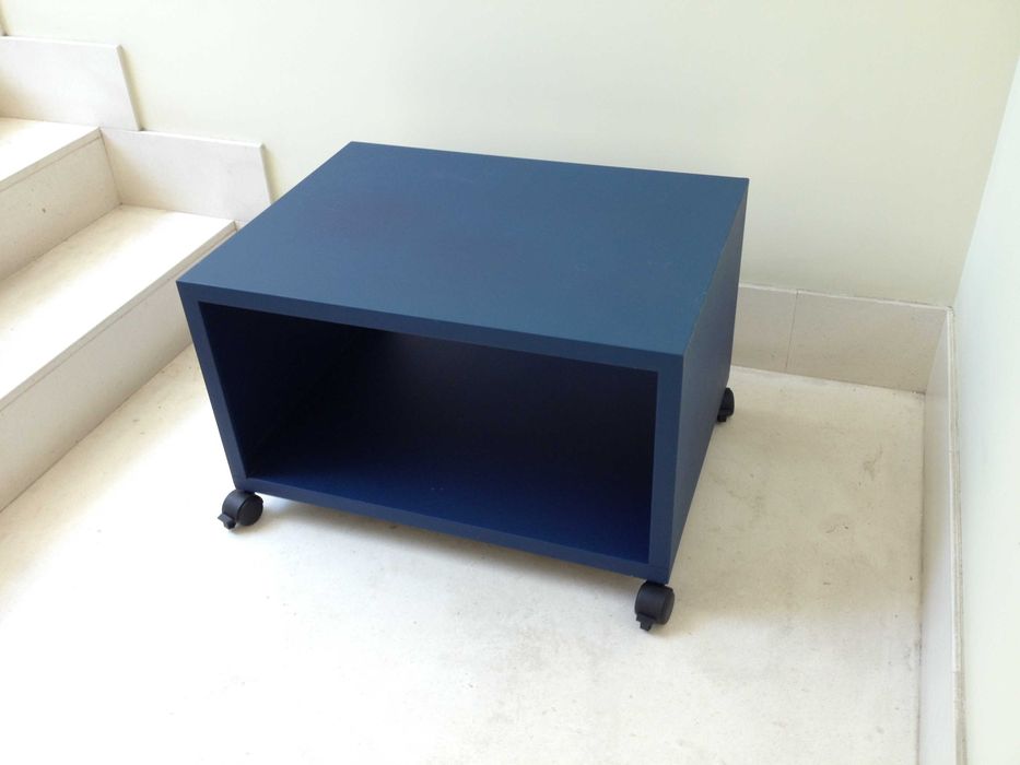 Móvel de apoio metálico com rodas