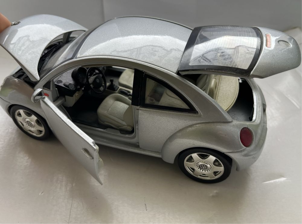 Model samochodu w skali 1:18 Volkswagen New Beetle Bburago Burago