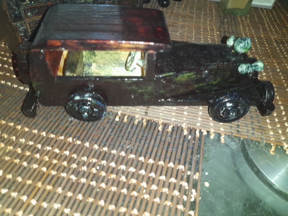 Модель автомобіля з дерева