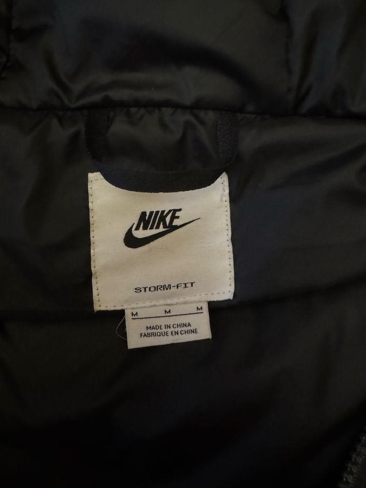 Продам пуховик nike storm fit