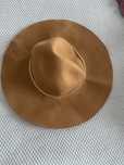 Chapeu com corrente dourada