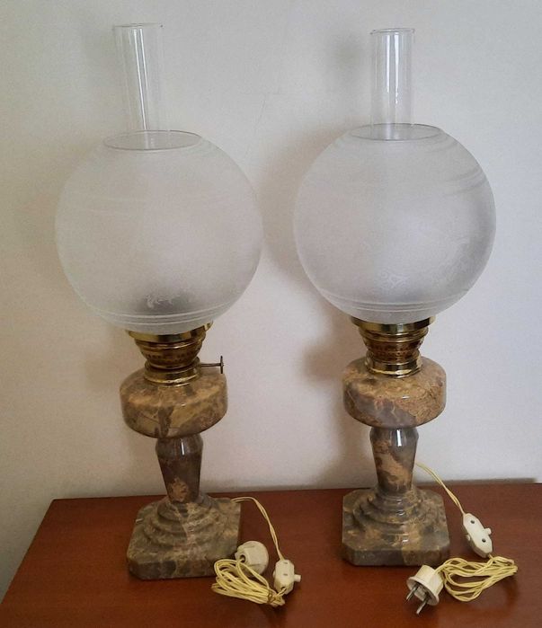 Candeeiros antigos de mesa de cabeceira em pedra