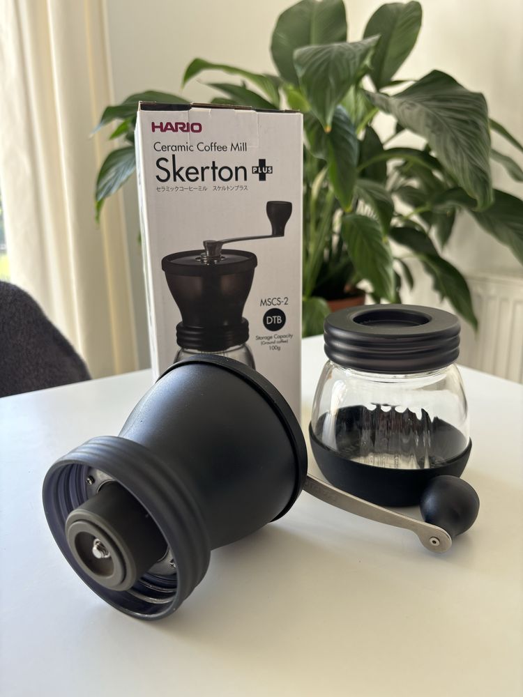 Młynek ręczny do kawy HARIO Skerton PLUS wersja New and Improved