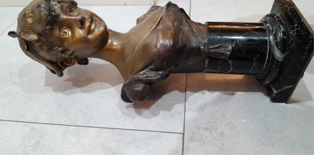 Popiersie kobiety z brązu