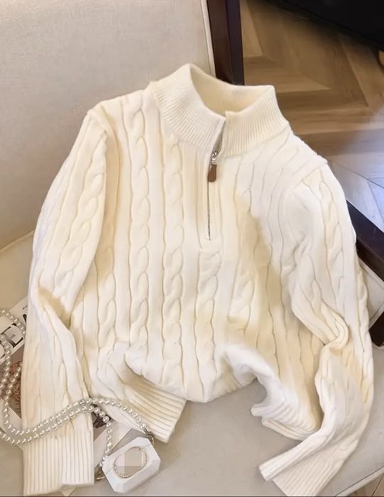 Теплий жіночий светр