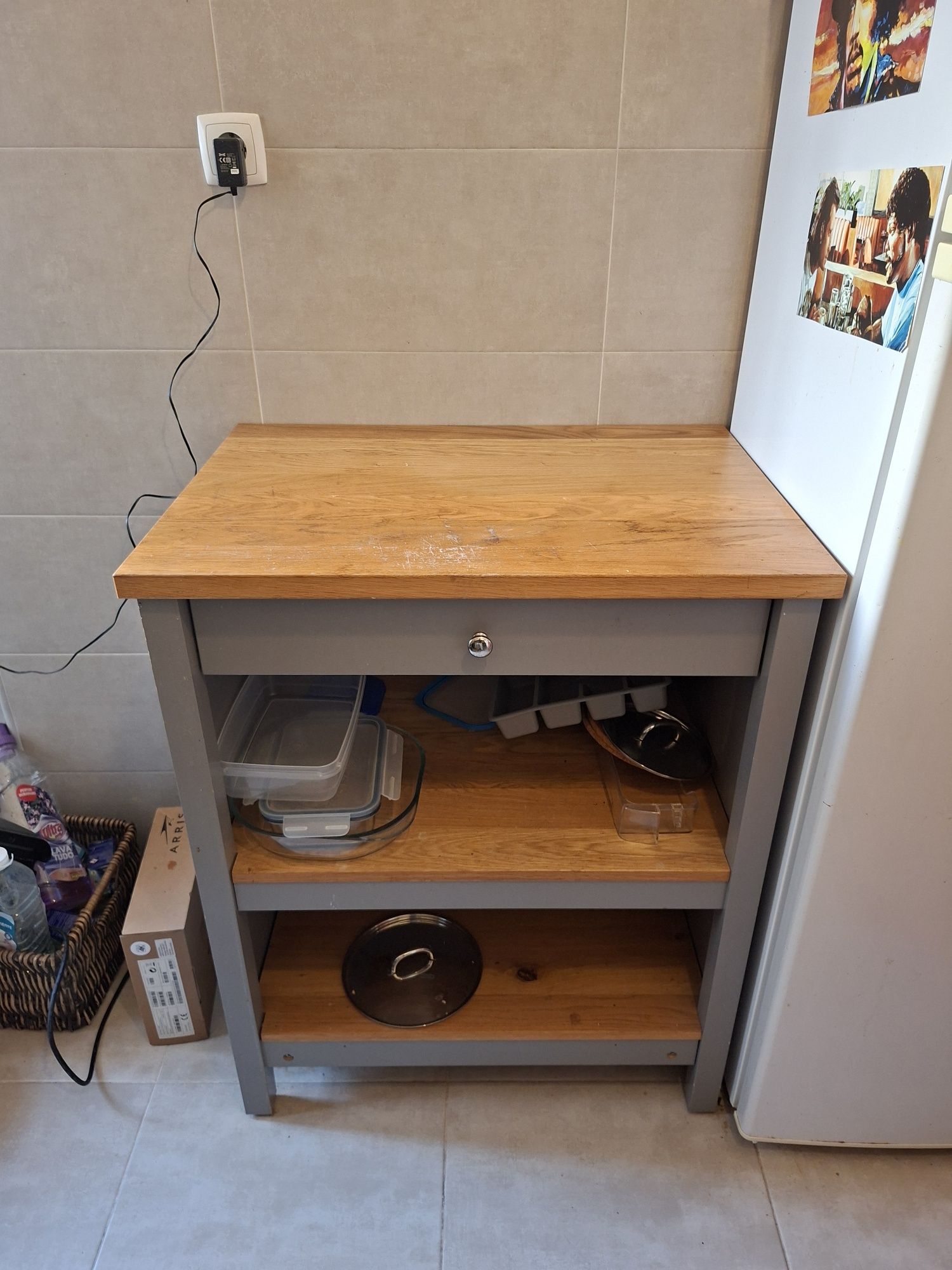 Movel de cozinha robusto Ikea com gaveta