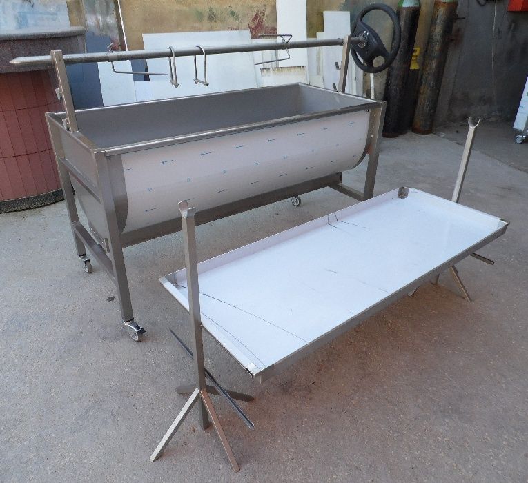 Assador Churrasqueira Inox para Porco no Espeto a carvão