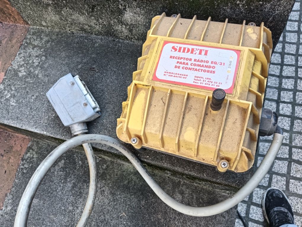 Comando de grua com antena