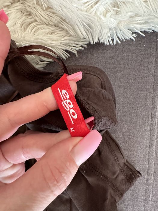 Śliczna brązowa letnia sukienka krótka dekolt