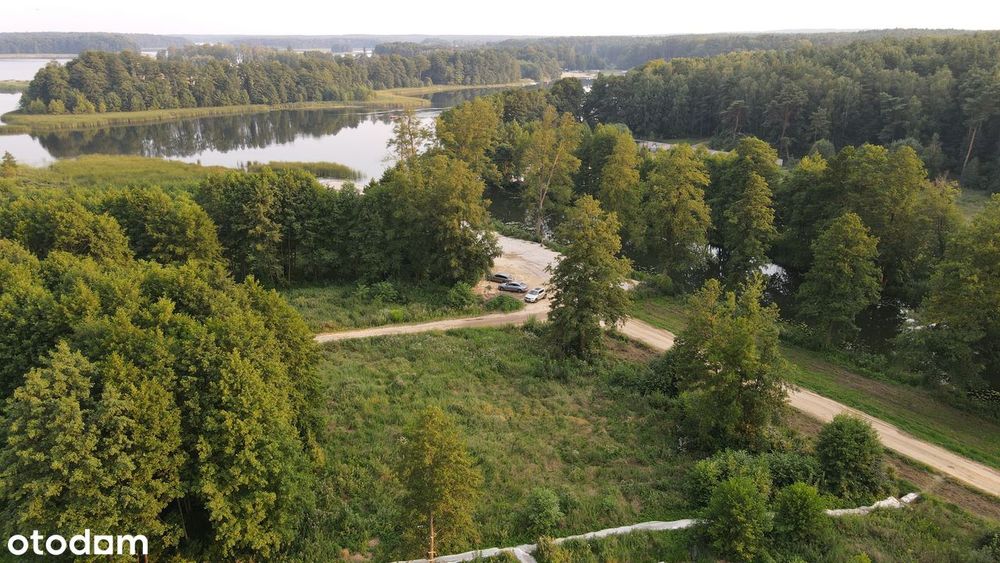 Działka nad jeziorem, blisko lasu.