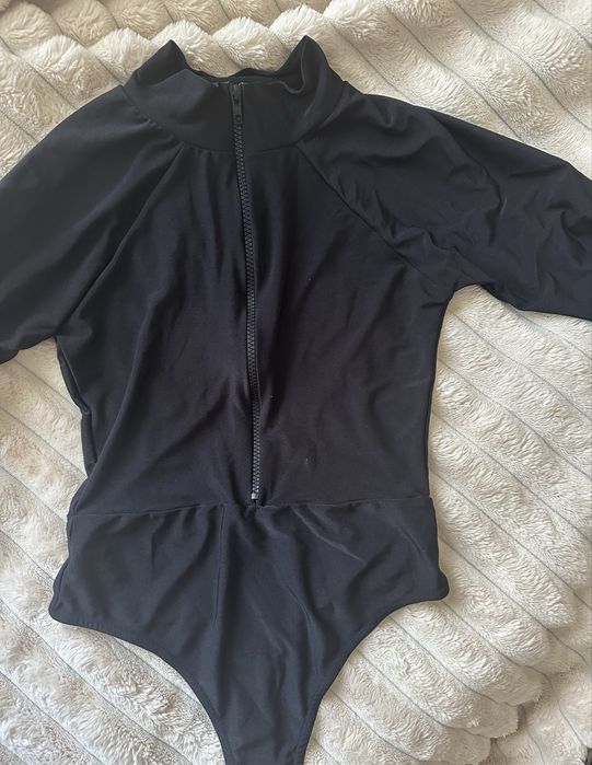 Чорне боді на замку