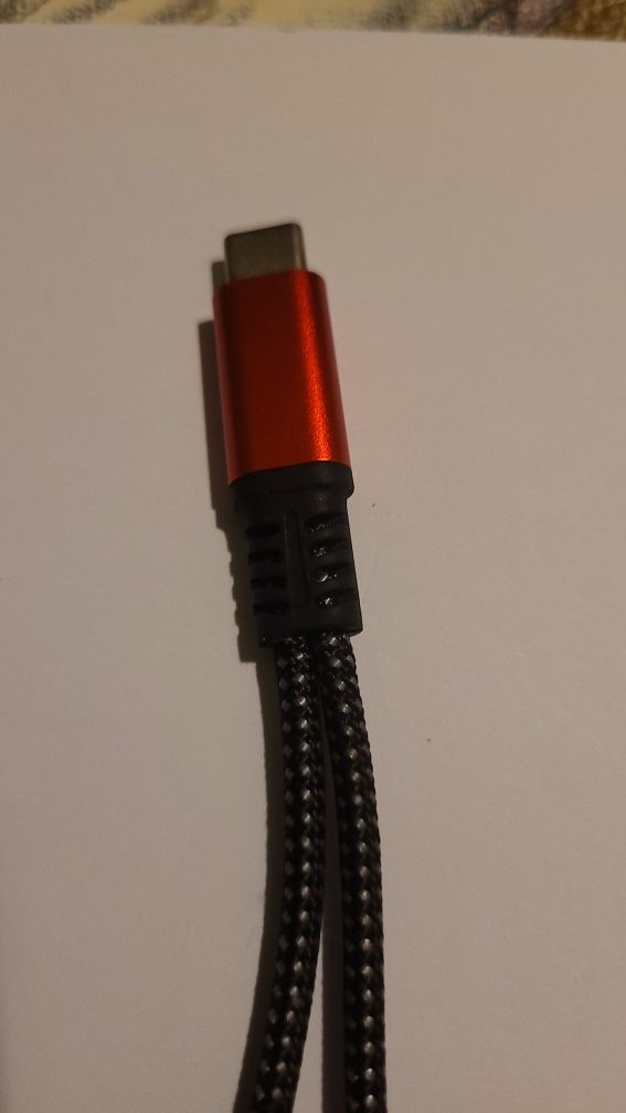 Adptador para uivir música com carregador em simultâneo.