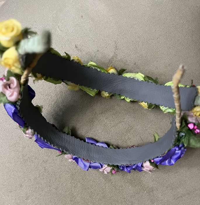 Обруч на голову украшен розочками