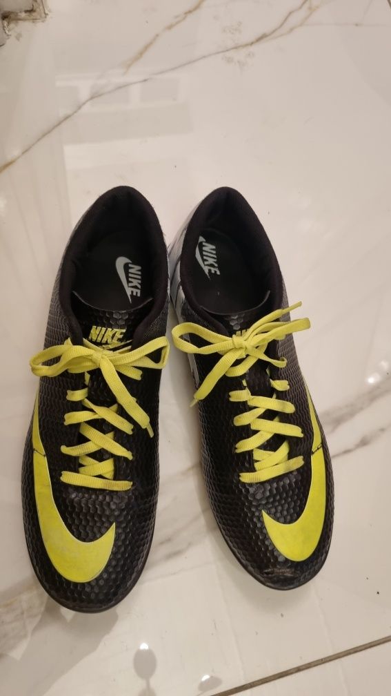 Buty sportowe korki lanki Nike r. 41 halówki