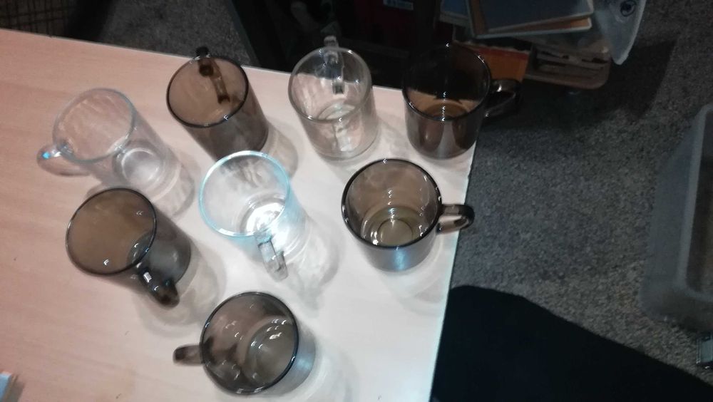 Stare kubki szklanki białe brąz             M