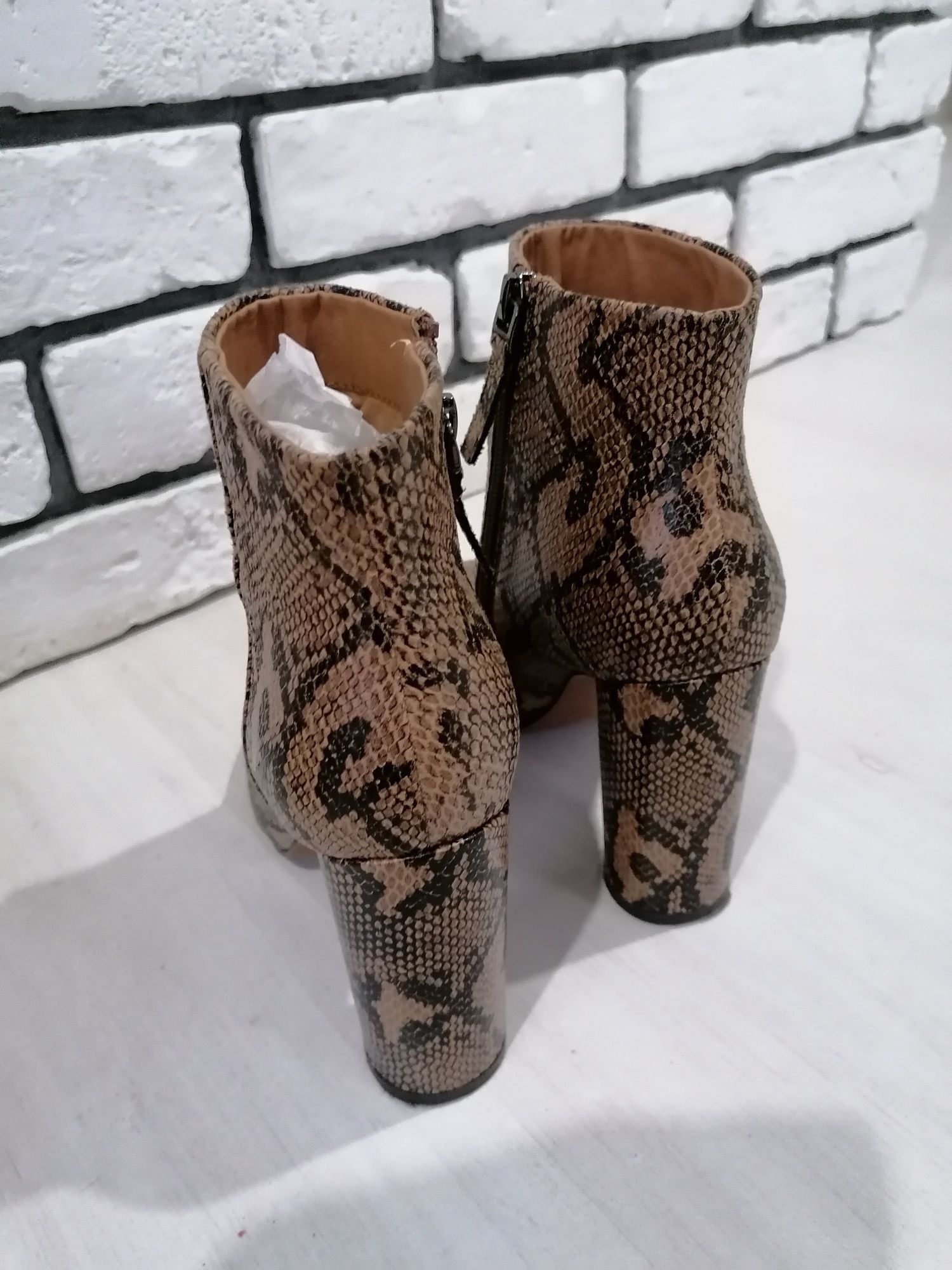 Buty botki another wężowa skóra słupek 38