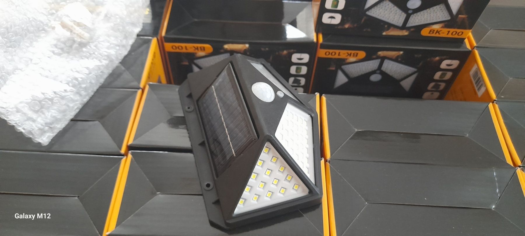 Ліхтар вуличний на сонячній батареї з датчиком руху