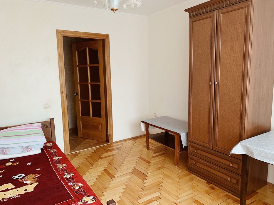 Кімната в центрі (Торговиця) для 1-2 дівчини в 4к квартирі БЕЗ ТВАРИН