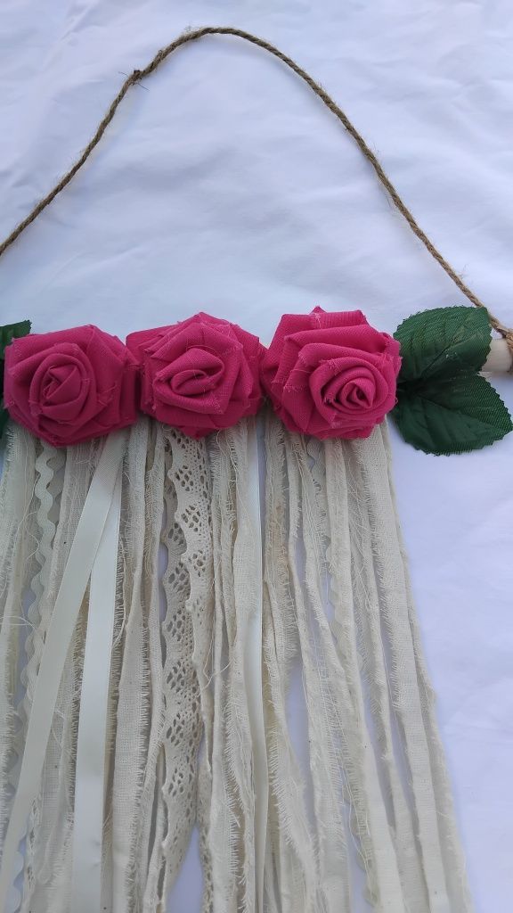 Adorno de parede estilo boho chic com flores em tecido e renda