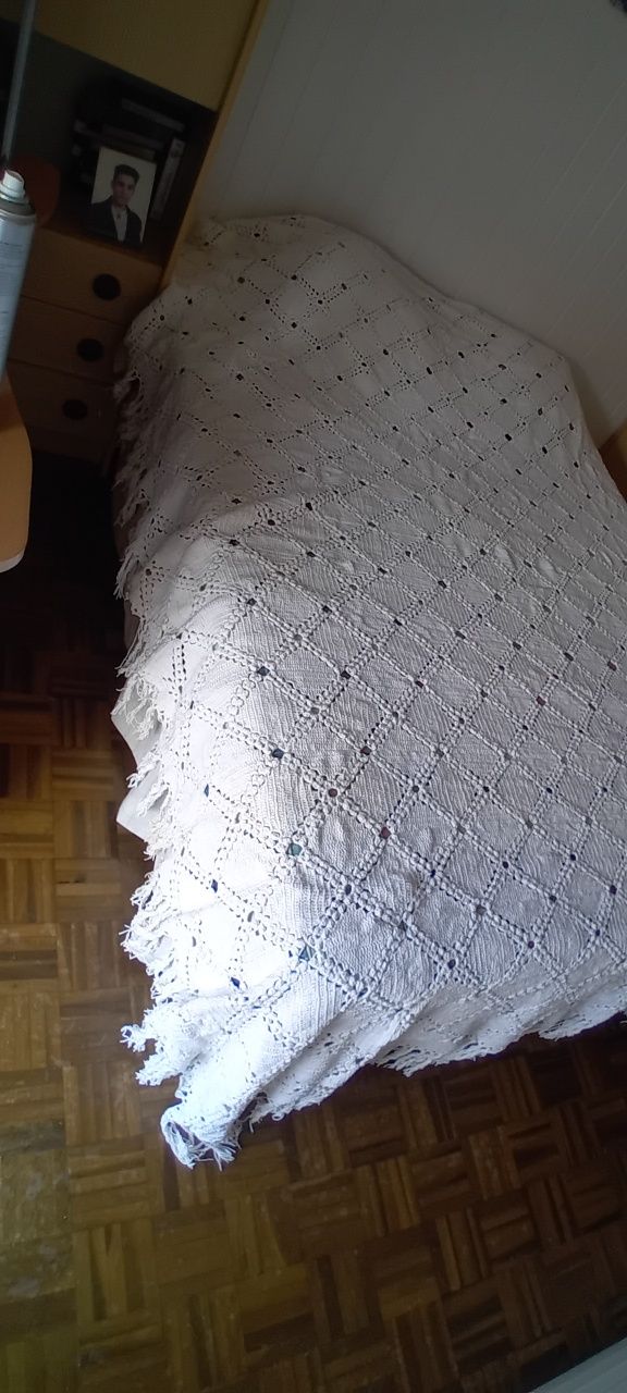 Vendo cobertas, naperons de renda para camas.