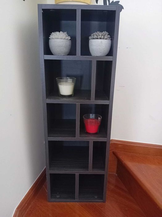 Estante  com divisórias em wengué