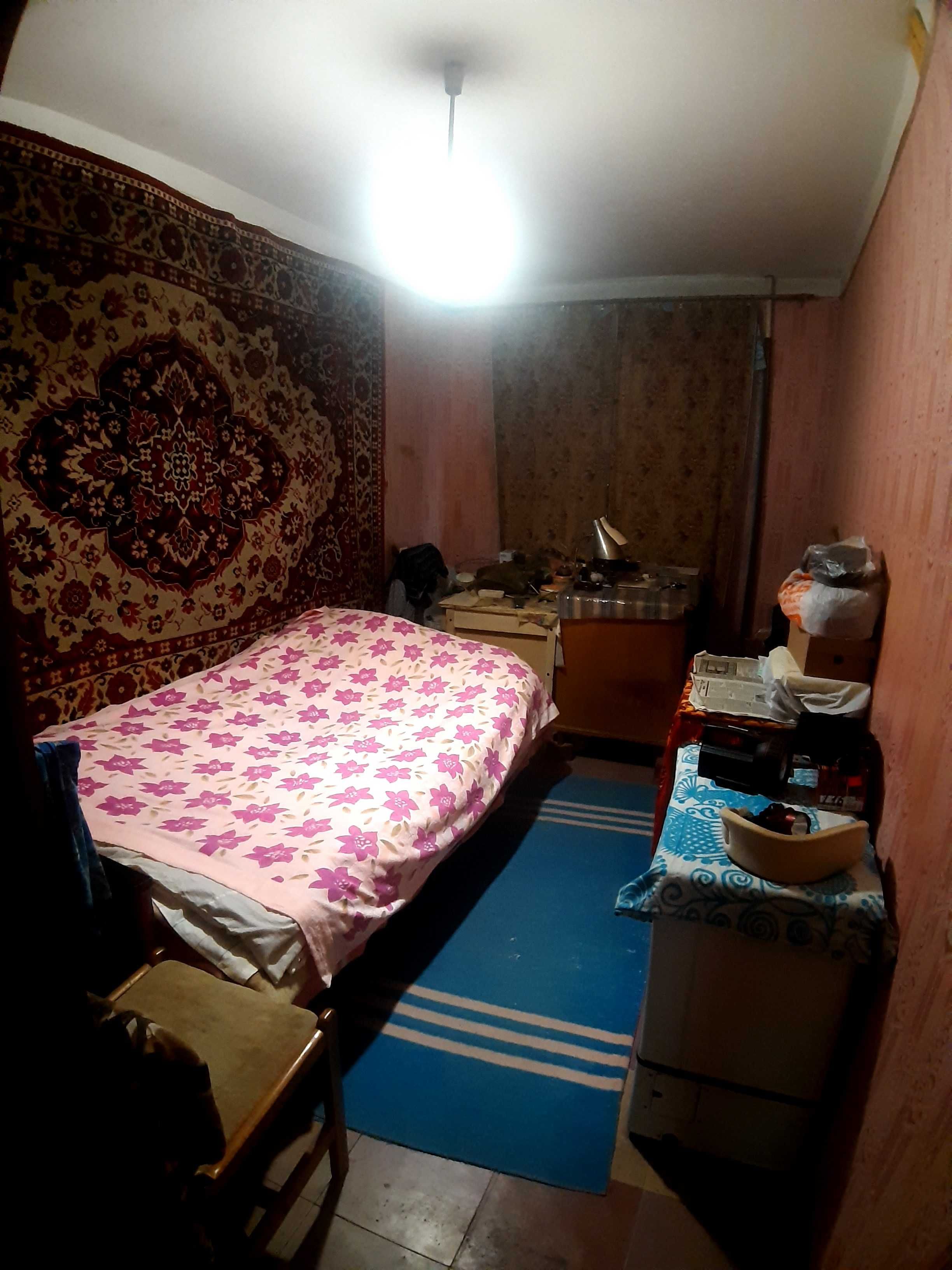 Продам двух комнатную квартиру с гаражом. г.Никополь