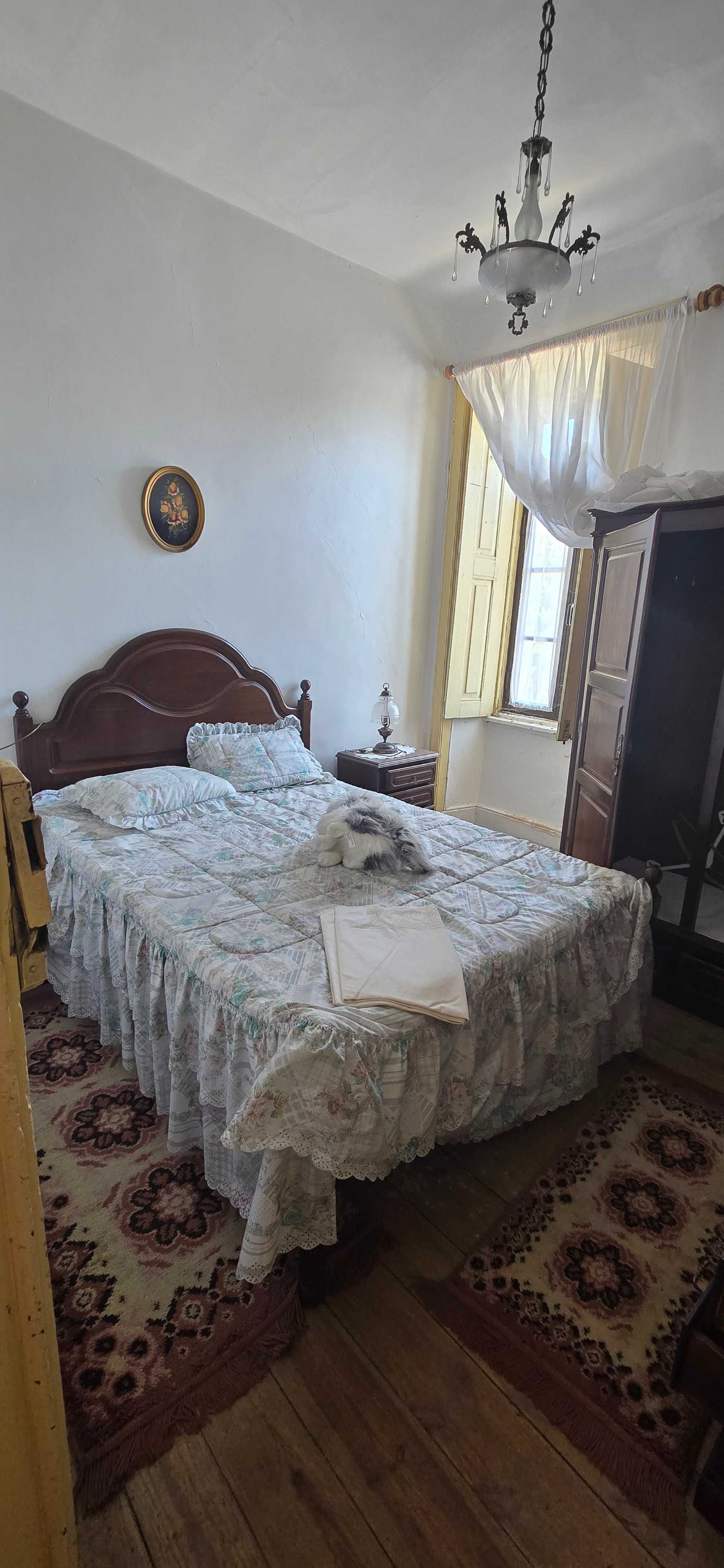 Casa com História, Frente ao Rio – Um Tesouro com Potencial!