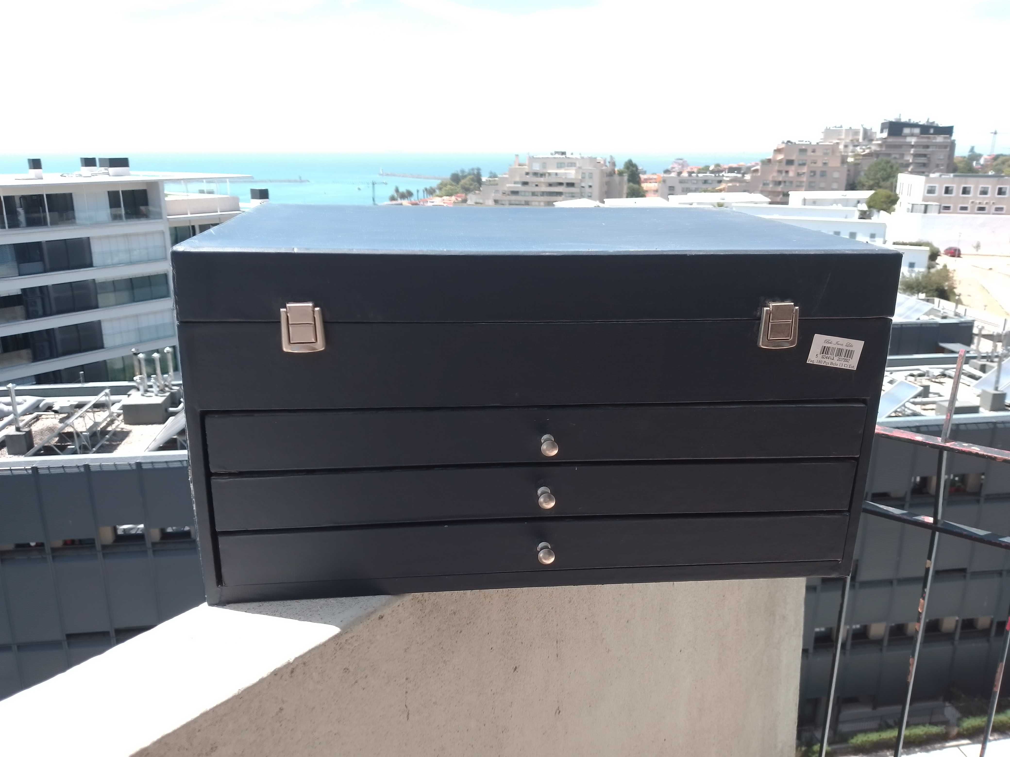 DeseJa meter talheres?Caixa azul Belo Inox25E-Caixa Castanha20EDesde2E