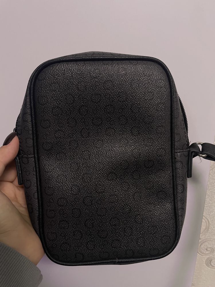 Сумка Guess.