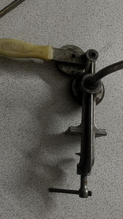 Ключ машинка для вирівнювання кришок
