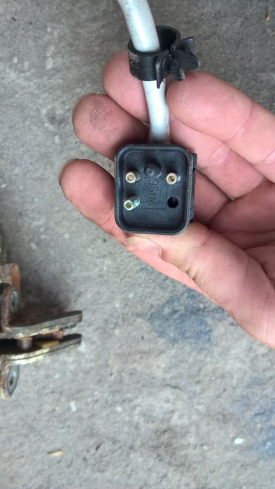 Zamek tylnej klapy z dociąganiem Mercedes w124 kombi