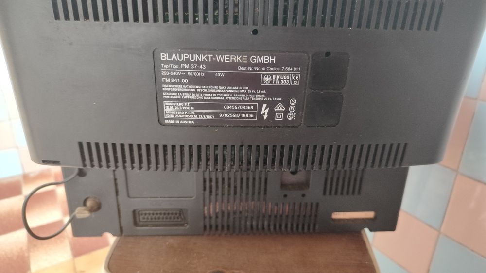 TV preta antiga marca Blaukante