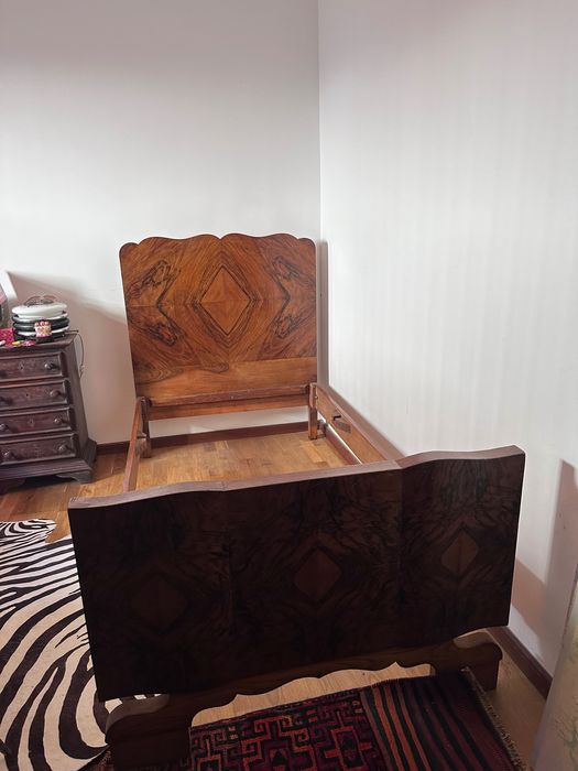 Cama solteiro. Estilo Art Noveau.