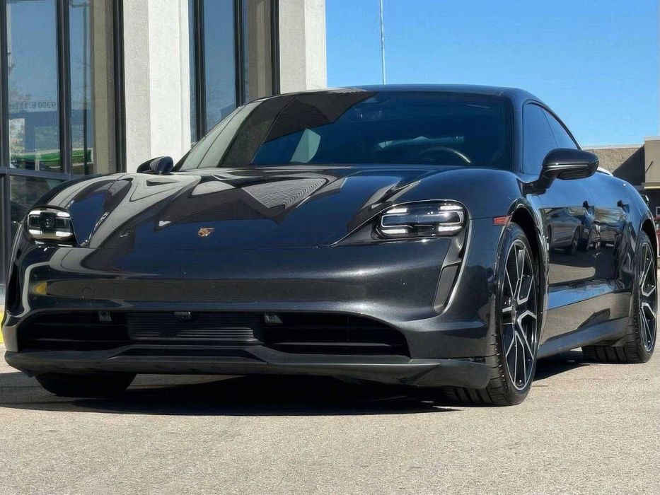 Porsche Taycan      2022