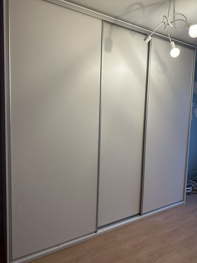 Sprzedam dużą białą szafe 280 cm x 265 cm trzy przesuwane drzwi