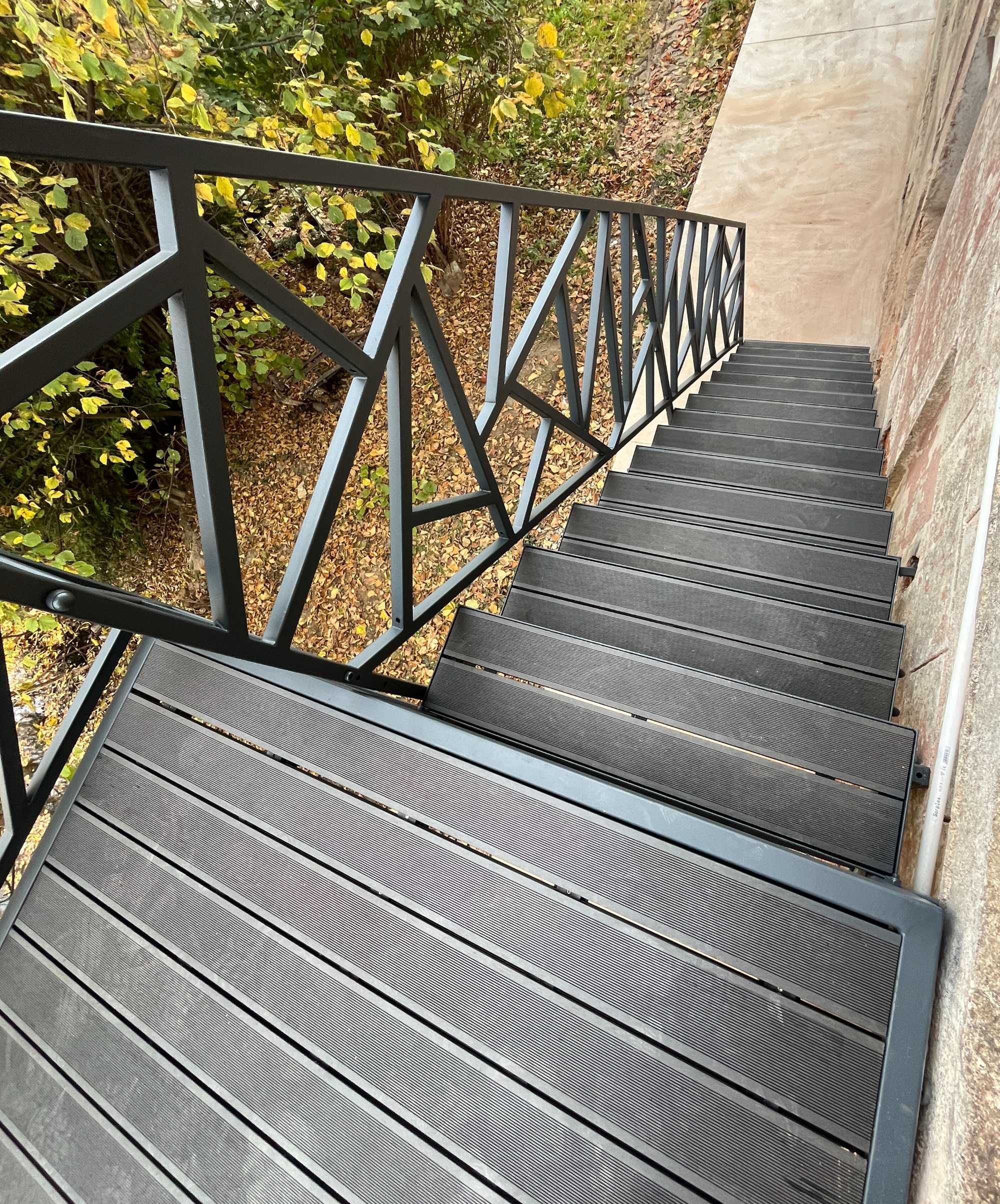 Schody zewnętrzne balustrady barierki platforma taras