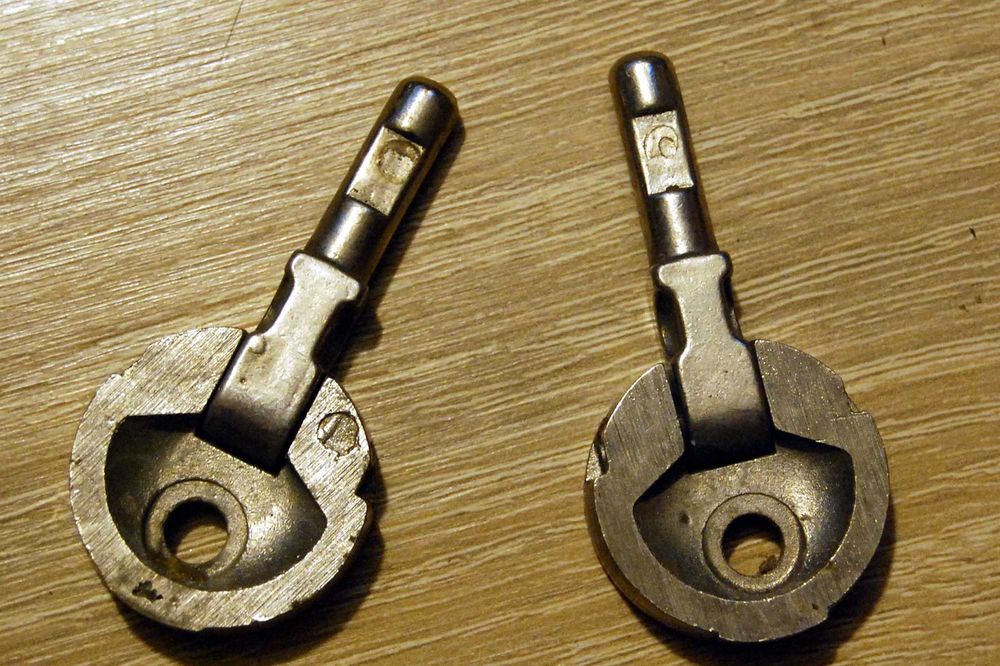 Шарниры крепления швейной машинки к столу или тумбе . Пара.