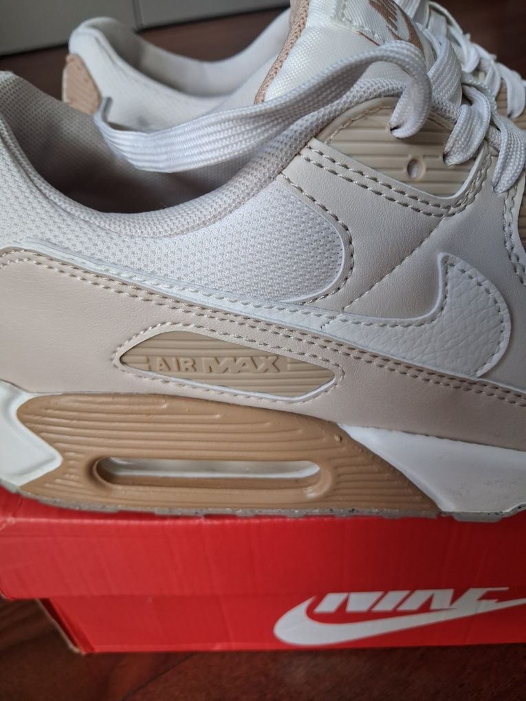 Nike Air Max 90.