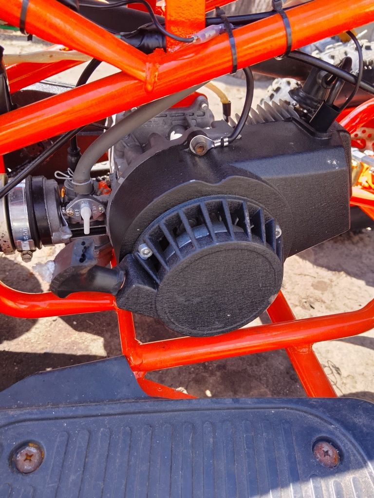 Quad spalinowy czerwony