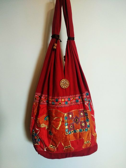 Червона сумка в етно стилі